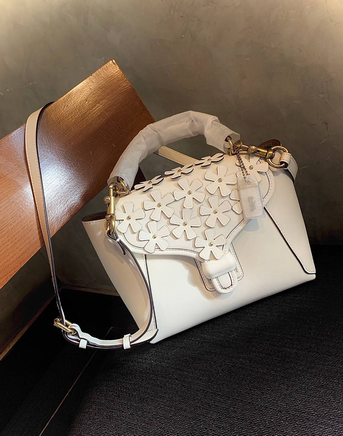 COACH COURIER CARRYALL 23 IN COLORBLOCK SIGNATURE CANVAS พร้อมส่ง 7 แบบ พร้อมส่ง ลุคดูไฮสุดๆค่ะ! กระเป๋าสะพายหนังหรูหราและคลาสสิค หนังแท้ชั้นดีที่สุด น้ำหนักเบา หนังสวยมากก สัมผัสแล้วหลงรักแน่นอนจ้าา😘