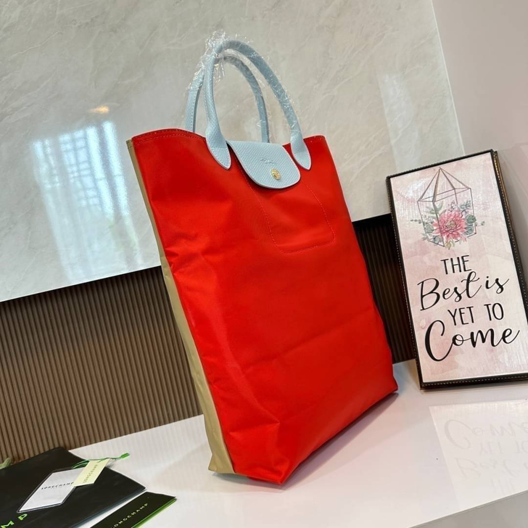 LONGCHAMP LE PLIAGE RE-PLAY TOP HANDLE BAG สินค้ารุ่นลิมิเต็ด collection สุดปัง ซื้อใบเดียวเหมือนได้2 ใบ กระเป๋าสะพายแนวตั้งที่กว้างขวาง มีเอกลักษณ์เฉพาะตัวแต่มีดีไซน์ที่น่าดึงดูด