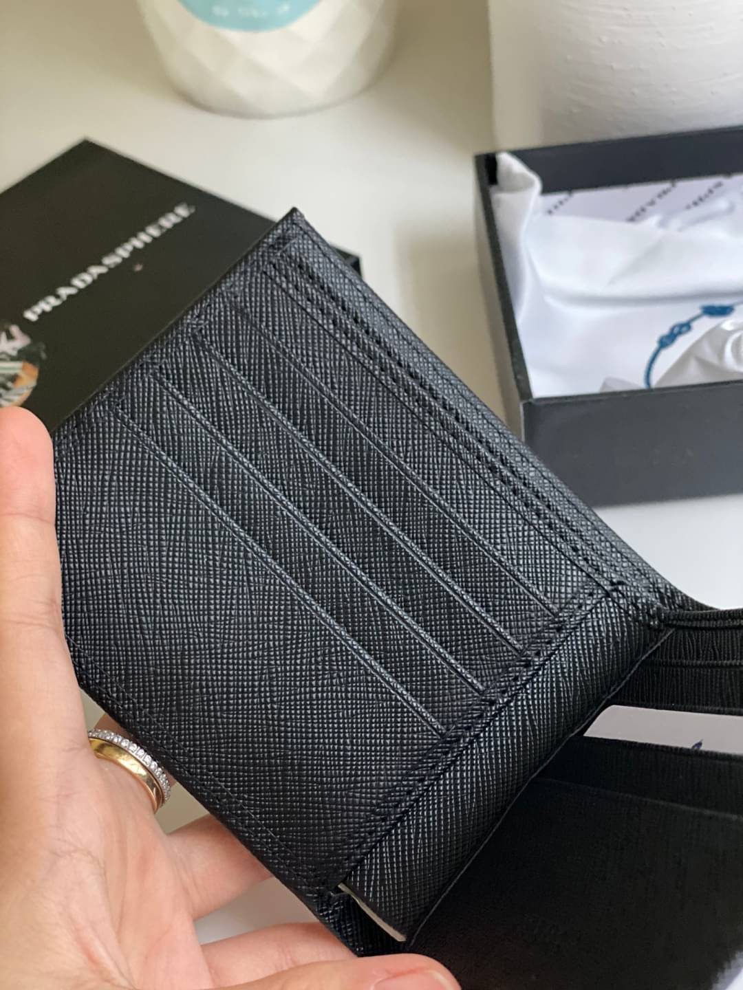พรีเมี่ยมกิ๊ฟแท้ 100% 】PRADA SAFFIANO LEATHER BI-FOLD WALLET IN BLACK กระเป๋าสตางค์ผู้ชายใบสั้น