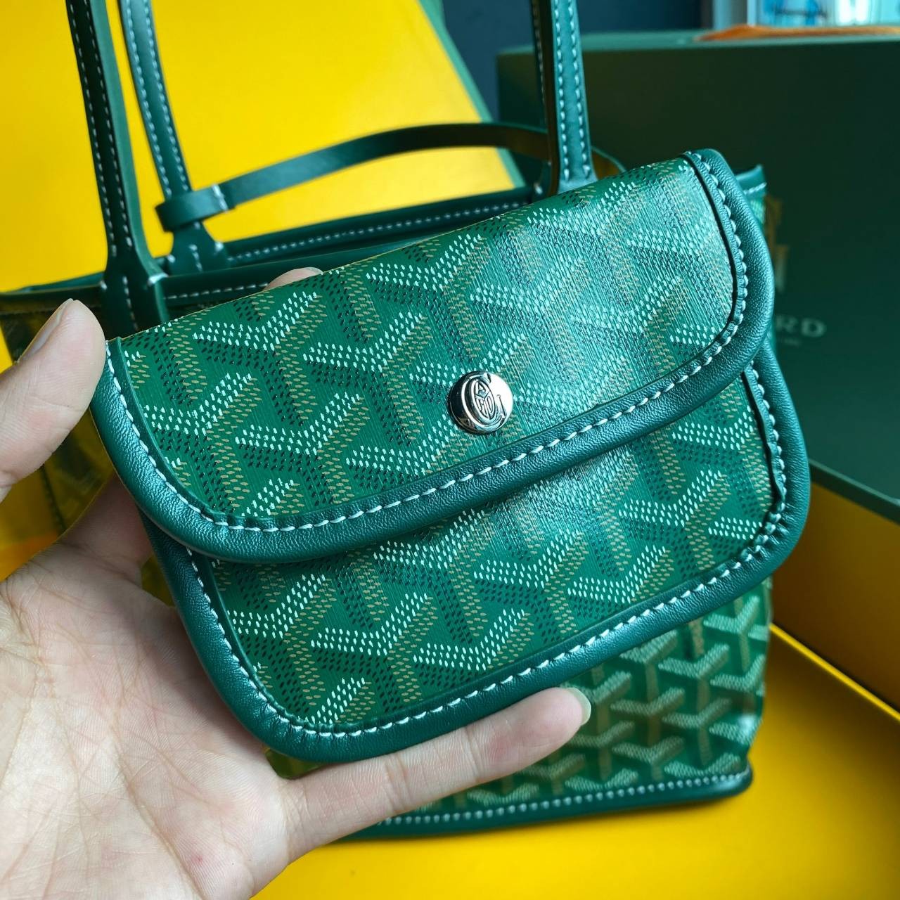 ori GOYARD saint louis mini tote reversible bag / GOYARD ANJOU TOTE MINI กระเป๋าทรงโท้ตมินิ ใช้ได้สองด้านเป็นหนังแท้เกรดดีทั้งใบ ทำให้การใช้งานได้ทนทานกว่า พิมพ์ลายคมชัด ขนาดกำลังน่ารัก ภายในโล่งกว้าง ใส่ของได้เยอะพอสมควรเลยค่ะ ดีไซน์ทรงสวยน่าใช้ แค่ถ