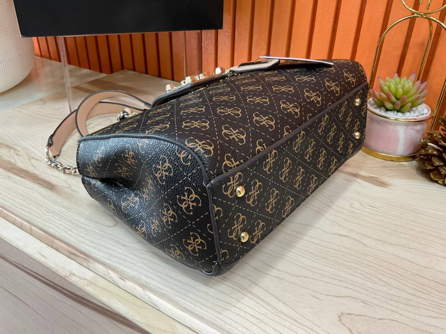 กระเป๋าสะพายไหล่ Guess Logo City Small Society Satchel กระเป๋าสะพายไหล่ ขนาดกำลังดี วัสดุ pu สวยอยู่ทรง มาพร้อมพวงกุญแจน่ารักๆ ถอดออกได้ ด้านหน้าประดับโลโก้แบรนด์ เปิดปิดด้วยซิป มี 2 ช่องหลักใช้งาน ภายในช่องซิปหน้าแยกเป็นสัดส่วนการใช้งาน ซิปช่อง 2 โล่งกว้