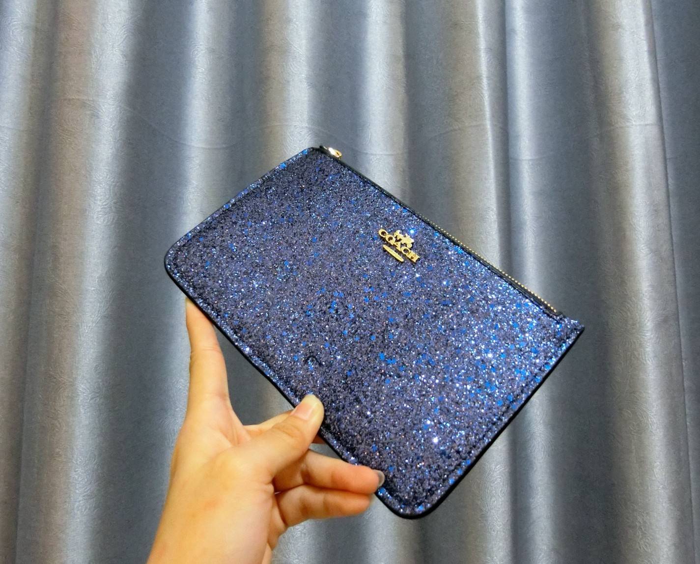Coach Star Glitter Corner Zip Wristlet / FACTORY HK กระเป๋าคล้องมือทรงคลัช ตัวกระเป๋าตกแต่งกริ๊ตเตอร์ ด้านหน้าติดอะไหล่แบรนด์ สวยหรู เปิดปิดด้วยซิป ด้านในบุผ้ากำหยี่สามารถใส่โทรศัพท์มือถือได้ทุกรุ่น มาพร้อมสายคล้องมือ 1เส้น MUST HAVE!!