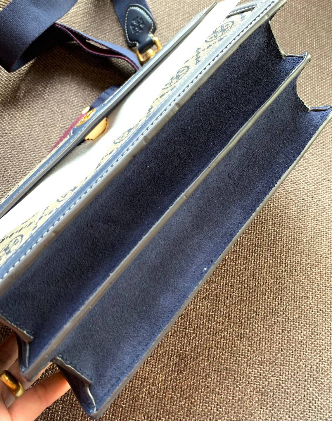 คุณภาพจัดเต็มกันเลยค่าา😘Tory Burch T Monogram Jacquard Shoulder Bag ห้ามพลาด! กระเป๋าสะพายแบบครอสบอดี้ร์ วัสดุJacquard+หนังแท้ชั้นดี ได้ลงตัวสวยงาม รูปแบบร่วมสมัยตามแบบฉบับแบรด์ได้ดีทีเดียวค่ะ! เปิดปิดกระเป๋าแบบอะไหล่แบรนด์ล็อคแม่เหล็ก