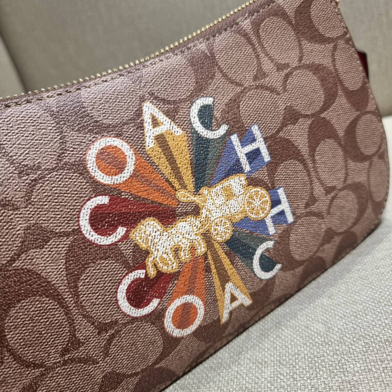 COACH C7264 C6823 C6817 JES BAGUETTE IN SIGNATURE CANVAS คอลเลคชั่นใหม่ล่าสุด พร้อมเสิร์ฟความสวยถึงบ้านเช่นเคย!! กระเป๋าสะพายทรงบาแกตต์ ดีไซน์ย้อนยุค ที่แอบแฝงความเรียบหรูดูแพงอยู่ในตัว โดดเด่นด้วยสายสะพายเส้นใหญ่ โทนสีคอนทราส ทำให้ไอเท็มนี้ดูมีลูกเล่นมาก