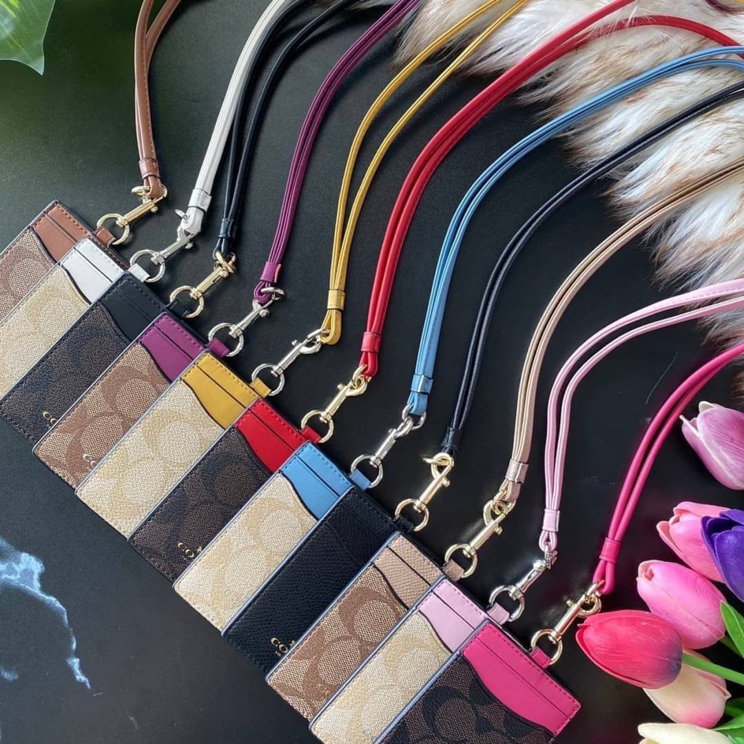 COACH F63274 ID LANYARD IN SIGNATURE COATED CANVAS กระเป๋าใส่บัตรคล้องคอ ลาย C ทั้งใบ ด้านหน้าตกแต่งชื่อแบรนด์ สวยมากกก ใส่บัตรพนักงาน และบัตรต่างๆ มาพร้อมสายคล้องคอ สายถอดออกได้ ตัวกระเป๋ามี 3 ช่องค่ะ
