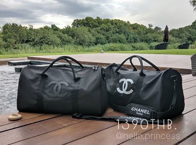 Chanel Duffel / Travel Bag กระเป๋าแบรนด์ Chanel VIP gift Bag ของแท้ 100% ใช้เป็นกระเป๋าเดินทางหรือหิ้วไปฟิตเนส ไปยิม เก๋ๆก็ได้ค่ะ หัวซิปปั้มโลโก้ ด้านในเป็นช่องกว้าง และมีอีกหนึ่งช่องซิป ทำจากผ้าหนาผิวมัน กันน้ำได้ ดูเรียบ แต่หรู มาพร้อมสายยาว ถอดสายได้ ก