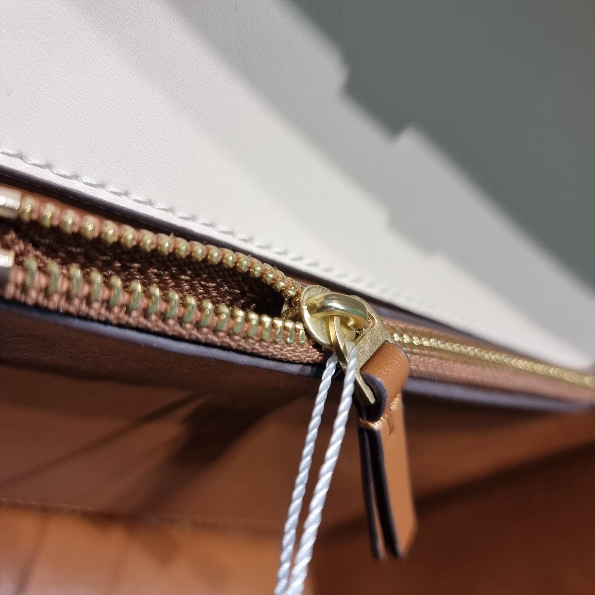 Tory Burch Bag / TORY BURCH ELEANOR SMALL CONVERTIBLE SHOULDER BAG ฮอตไอเท็ม รุ่นนี้ขายดีขายหมด สวยหรู คุณหนู ผู้ดี!! หายากมากแล้วน้า กระเป๋าสะพายข้าง ดีไซน์อยู่ทรง ขนาดกำลังสะดวกใช้ เปิด-ปิดด้วยแถบแม่เหล็ก ภายในแบ่งสัดส่วนได้เป็นอย่างดี