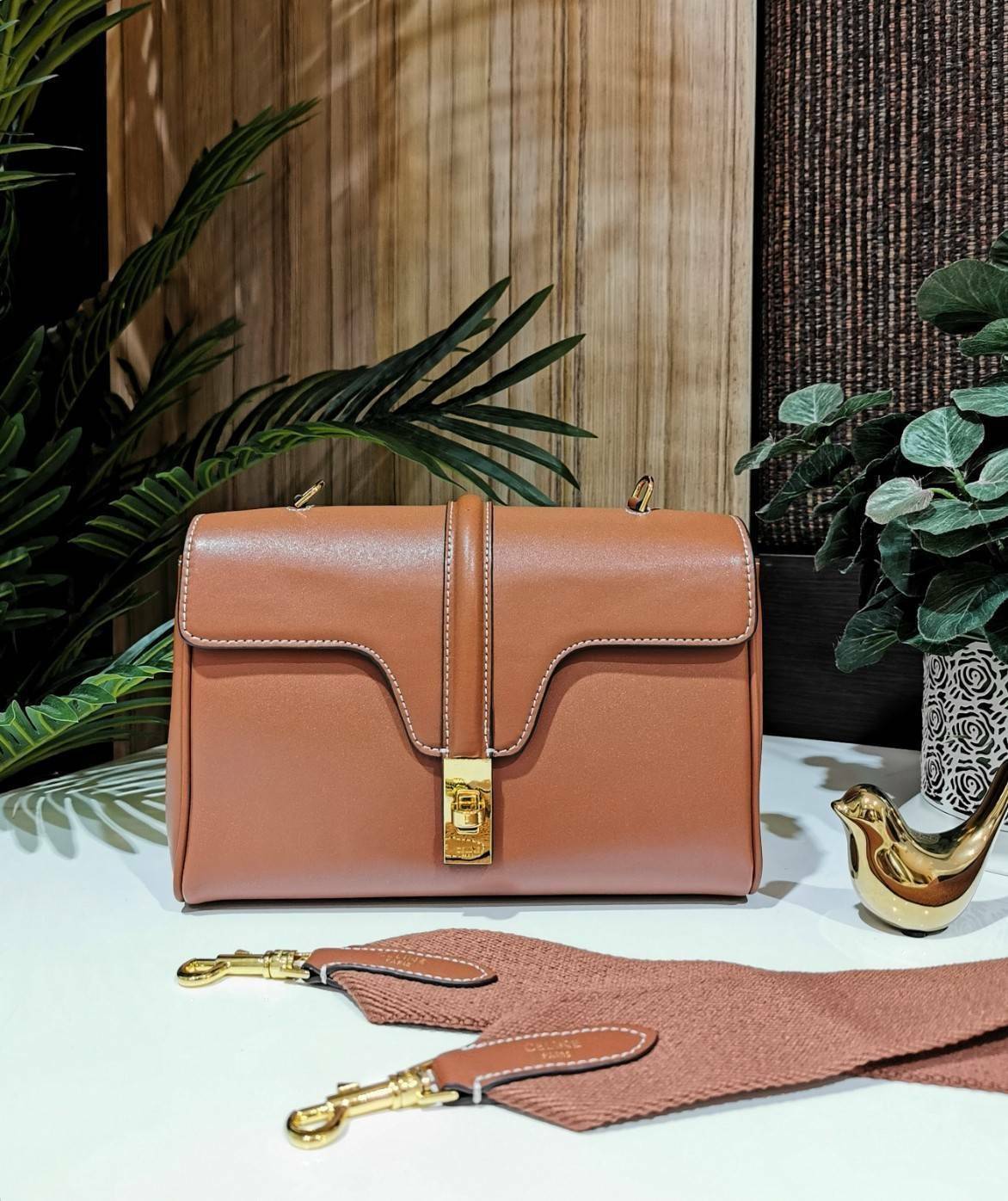 พร้อมส่งความสวย✴️นาทีนี้ต้อง CELINE TRIOMPHE CROSSBODY BAG SMOOTH CALFSKIN VIP GIFT WITH PURCHASE-GWP พรีเมี่ยมกิ๊ฟ Limited Edition จาก CELINE PERFUME DUTY FREE COUNTER วัสดุ หนังแท้ CALFSKIN ดีไซน์สวยหรูสุดคลาสสิคหนังเรียบสวยอยู่ทรงเปิดปิดด้วยฝาปิ