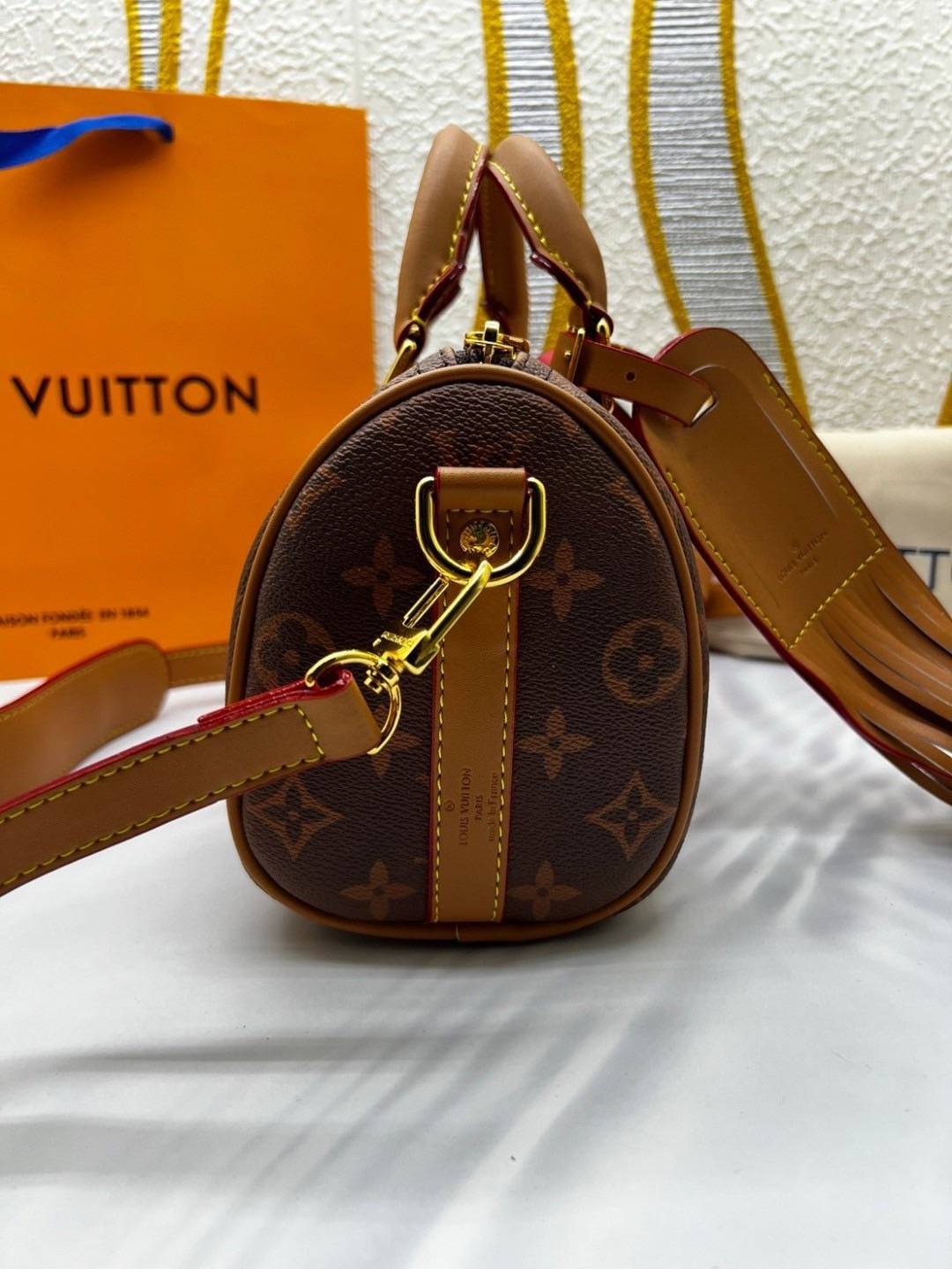 LV Keepall Bandoulière 25 Bag Monogram Dust กระเป๋าสะพายรุ่นใหม่ เพิ่มลูกเล่นใหม่ด้วยกลิ่นอายสไตล์เวสเทิร์นจาก Monogram Dust สุดไอคอนิกด้วยพู่ขนาดใหญ่โดดเด่น พิมพ์ลายโมโนแกรม สวยเท่คลาสสิกก่อนใคร