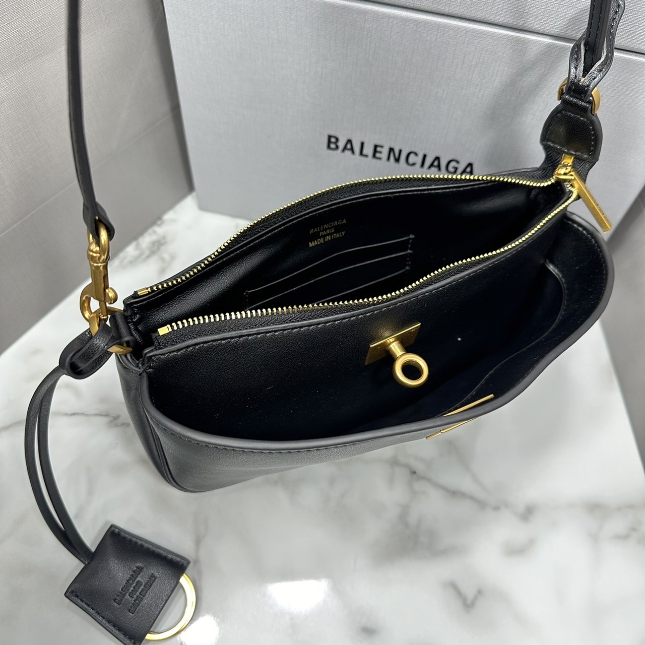 Balenciaga Rodeo Sling Pochette / Balenciaga shoulder leather bag 22cm กระเป๋าสะพายทรงพอชที่สุดของไฮแบรนด์สุดไอคอนิค ดีไซส์เรียบหรู สวยจับต้องได้ ถือหรือสะพายไหล่ได้เก๋มากๆ ถือออกงานก็ได้ลุคไฮแฟชั่นหรูๆ