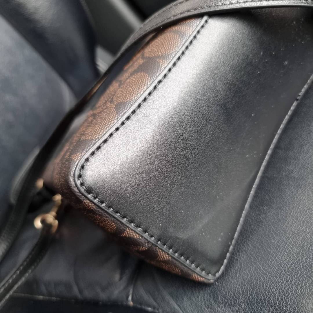 COACH 2312 SMALL TOWN BUCKET BAG IN SIGNATURE CANVAS รุ่นยอดนิยมใบเล็กมาครบสีแล้วจ้า กระเป๋าทรงบัคเก็ต สีผู้ดี๊ผู้ดี ตัวกระเป๋าดีไซน์คลาสสิคลายซี ดูโดดเด่น วัสดุหนังแคนวาสเคลือบลาย สวยคมทุกมุมจริงๆ!! เปิด-ปิดด้วยกระดุมแม่เหล็กทั้ง 2 ฝั่ง ภายในเป็นช่องโล่ง