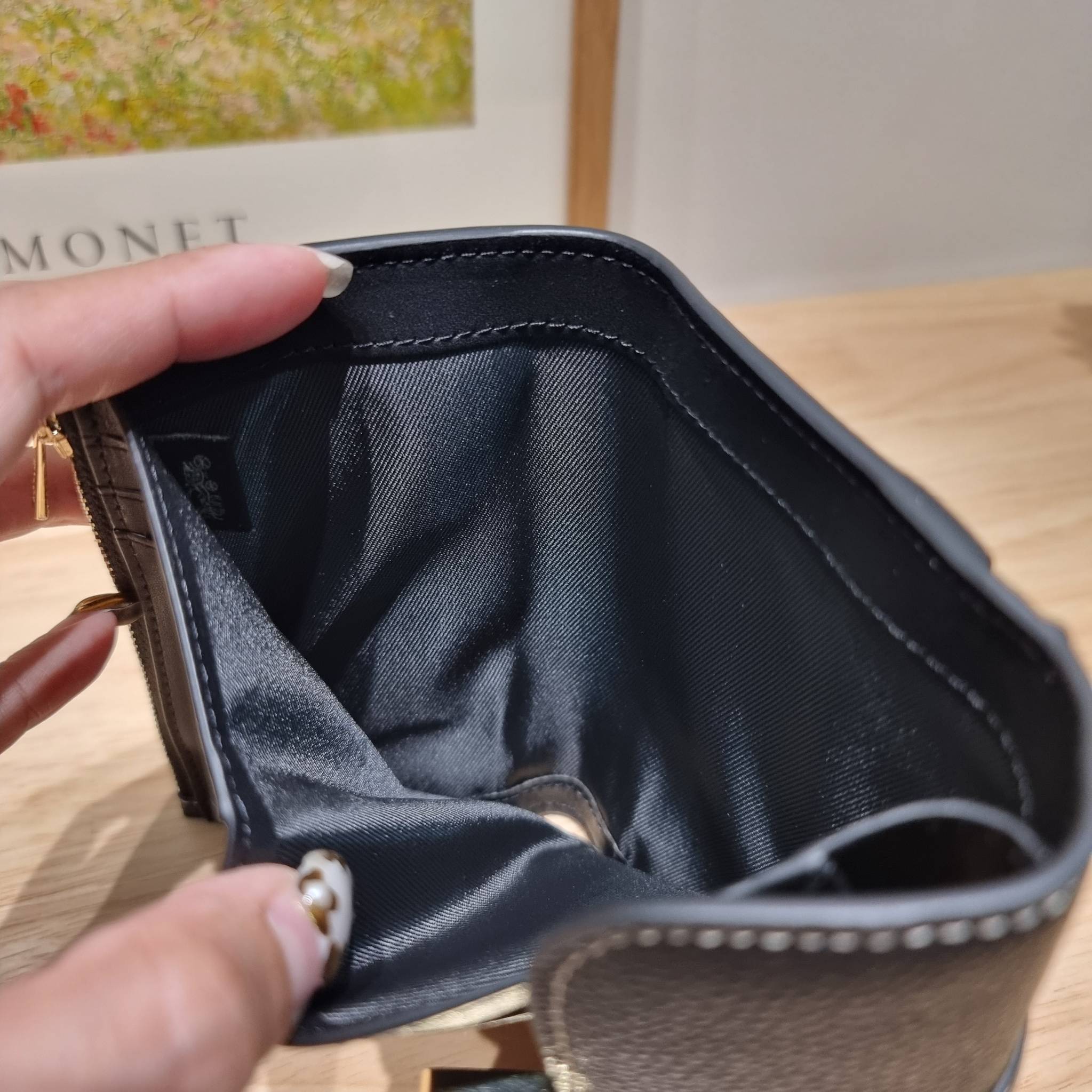 COACH MEDIUM GRACE WALLET IN SIGNATURE CANVAS CC061 CC060 CC059 พร้อมส่ง 5 สี กระเป๋าสตางค์ใบกลาง ดีไซน์หรู โดดเด่นด้วยโลโก้สไตล์วินเทจ คลาสสิค โทนสีใช้งานง่าย