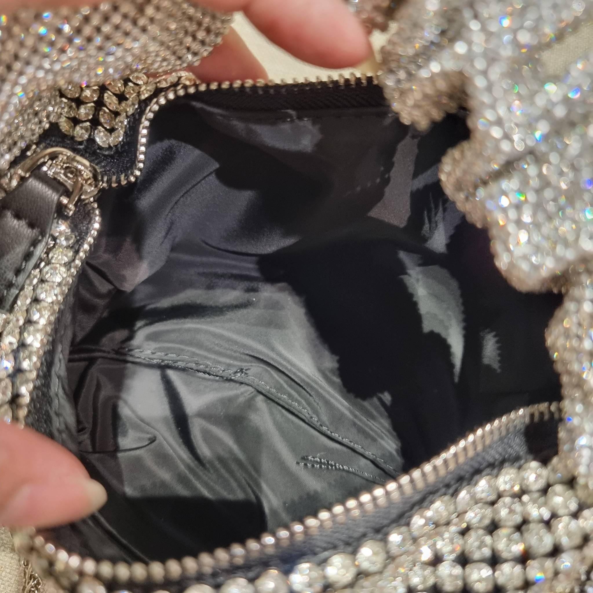 ALEXANDER WANG EXCLUSIVE POUCH IN RHINESTONE MESH ใหม่ล่าสุด เอ็กซ์คลูซีฟไอเท็ม ที่หรูเลิศกว่าใคร กระเป๋าพอชตกแต่งพลอยเทียมรอบใบ ยันหูจับ!! หรูหรา โดดเด่น ดูแพง ด้วยการตัดเย็บเรียงร้อยลงบนตาข่ายเนื้อละเอียด ทำให้ดูดีมีราคางดงามจริงๆ ดีไซน์ทรงพอช ถือใช้งาน