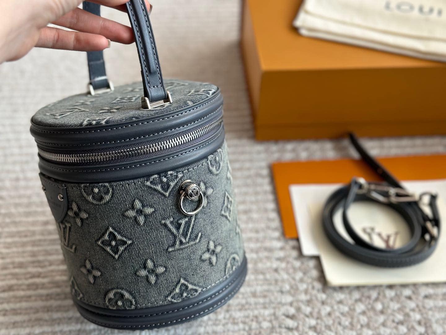 LV Cannes Monogram Denim Bag กระเป๋าสะพายทรงถังเดนิมซีดสไตล์วินเทจ ปั้มนูนโลโก้ลายโมโนแกรม ไอเท็มหรูหราย้อนยุค ผสมผสานความทันสมัย ในรูปแบบกระเป๋าทรง cylinder ที่ไม่เหมือนใคร สุดฮอต ตัวแม่ทุกคนต้องมี สวยคลาสสิคมากๆ
