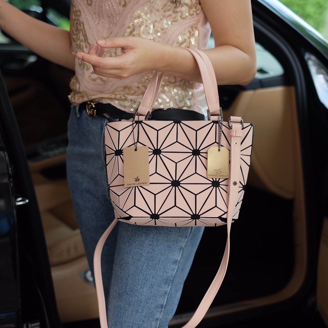 New Collection ka ' Matte Color ' ✨✨ สีด้าน มีให้เลือกถึง 4 สี 🍭🍭แถมยังลาย Limited edition หายาก 👍ปรับทรงได้ 2 แบบ น่ารักมาก จากแบรนด์ David Jones กระเป๋าสะพายข้างดีไซน์เกร๋มาก สีสวยหรูมาก ขนาดกะลังดีเลย น้ำ