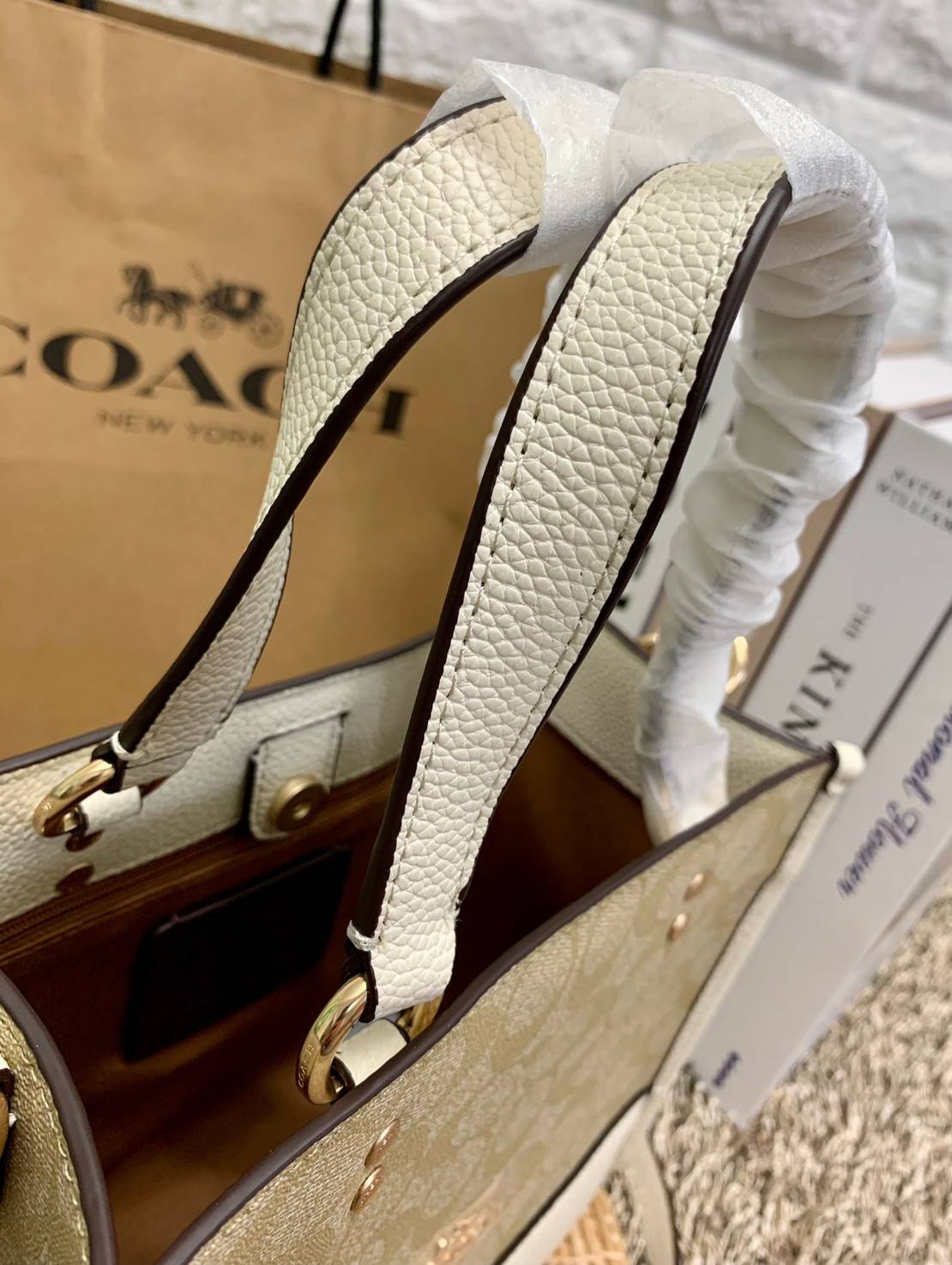 น่าใช้มากๆ สวยเกินราคาไปเลยจร้าา😘 COACH FIELD TOTE 22 SMALL BAG ((C5122)) พร้อมส่งความสวยที่ไทยค่ะ! กระเป๋าหิ้วหรือสะพายข้างได้ หนังแท้นิ่ม ใบจริงสวยมากๆเลยค่ะ ปากกระเป๋าแบบกระดุมแม่เหล็ก ภายในกว้างใส่ของจำเป็นของสาวๆได้เยอะเลย มีช่องซิปและช่องเล็