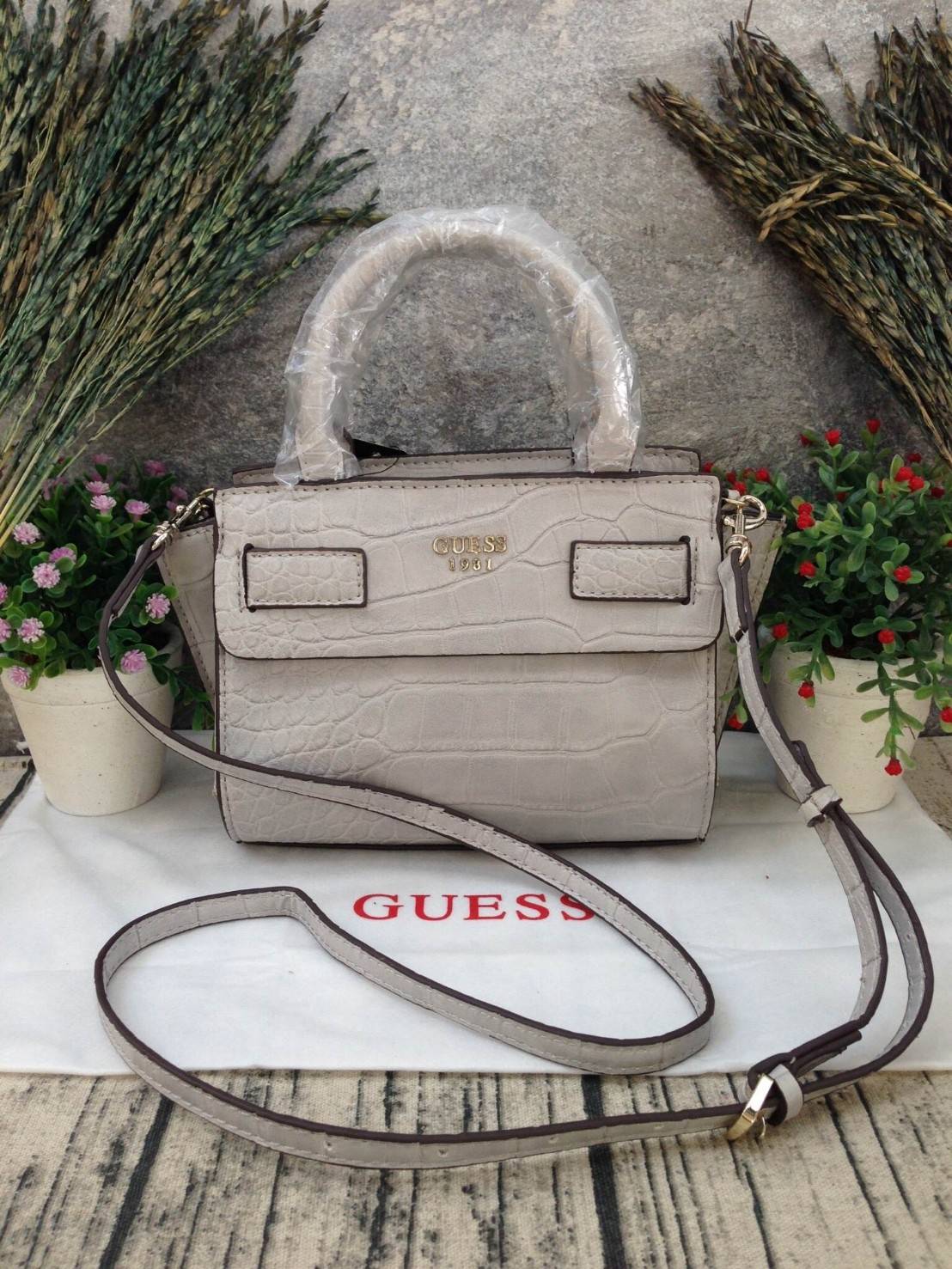 GUESS Cate Mini Series Crocodile New Collection!! กระเป๋าถือหรือสะพายลายหนังจระเข้สวยอยู่ทรง ดีไซน์หรูหรา เปิดปิดด้วยซิปคุณภาพดี ภายในโล่งจุพอประมาณ มีช่องซิปเล็กเปิดปิดง่าย ผ้าบุลายแบรนด์สวย สายสะพายปรับระดับได้ รุ่นนี้สวย หายาก ใช้ได้หลายโอกาสแน่นอน สาว