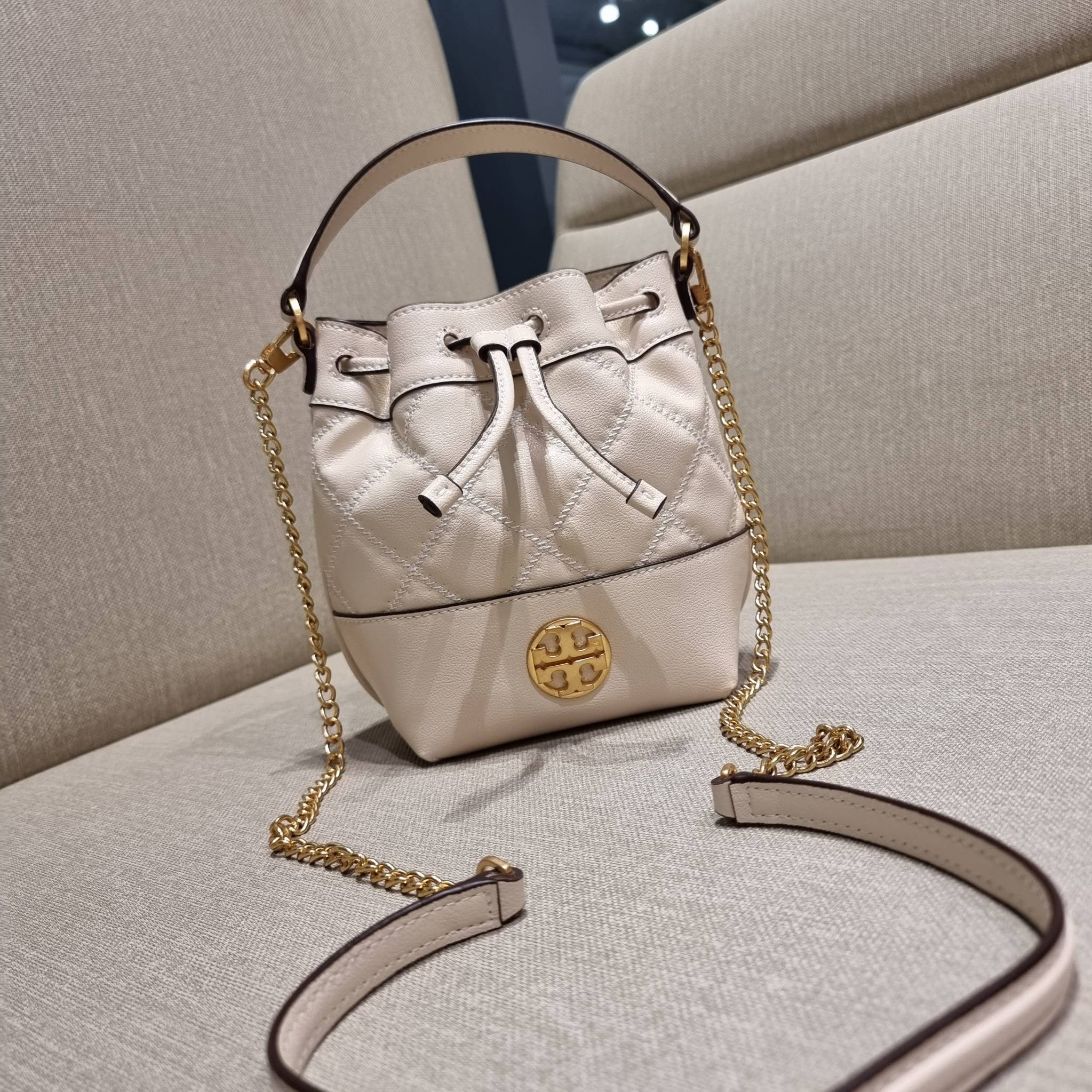 TORY BURCH WILLA MINI BUCKET BAG NEW ARRIVAL สุดปัง กระเป๋าสะพายทรงบัคเก็ต สวยผู้ดี โดดเด่นด้วยโลโก้สีทองดูหรู อัพลุคผู้ดี๊ผู้ดี วัสดุหนังแท้ ดีไซน์บุนวม เส้นคมดีเทลหรู เปิด-ปิดหนังรูดปากกระเป๋า มีหูหิ้วในตัว คล้องแขนเก๋ๆ ภายในเป็นช่องโล่ง มีช่องย่อย ใส่ข