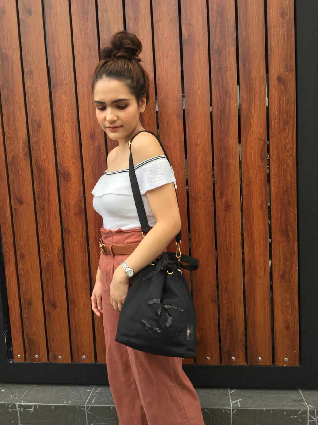 New Arrival !! กระเป๋าทรง nylon bucket style จับจีบน่ารัก ของแท้จากงาน vip gift เคาเตอร์แบรนด์ chanel ตัวกระเป๋าทรงจากไนล่อน กันน้ำทั้งใบ อะไหล่ทองปั้มแบรนด์ ด้านหน้าปักเลื่อม CC สุดหรู ด้านในจุของได้เยอะ บุผ้าปั้มแบรนด์พร้อมช่องซิปอีกหนึ่งช่อง ใส่ ipad m