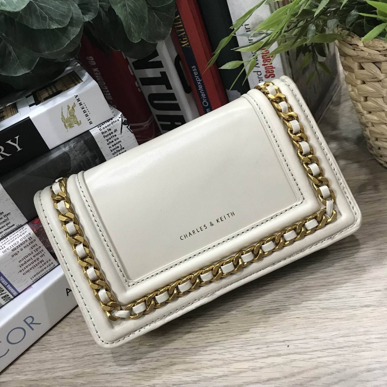 NEW ARRIVAL! CHARLES & KEITH CHAIN DETAIL CROSSBODY BAG กระเป๋าสะพายทรงสี่เหลี่ยมรุ่นชนช็อปขนาดกำลังดีวัสดุหนังนิ่มเรียบประดับด้วยโซ่ด้านหน้าดูมีดีเทล เปิดปิดด้วยกระดุมแม่เหล็ก ภายในมีช่องใส่บัตรและช่องซิป มาพร้อมสายโซ่ต่อหนังถอดถือเป็นคลัชได้ ภาพถ่ายสินค