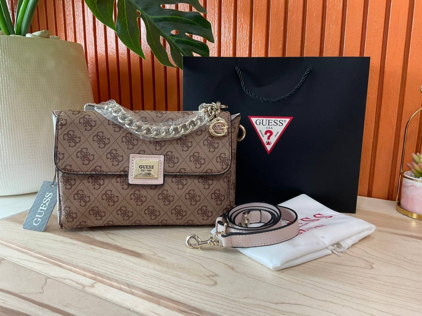 ราคาปังปิ๊นาศ (!!) มากแม่ 💕 GUESS Candace Top Handle Flap Bag กระเป๋าสะพาย Crossbody / คล้องแขน ถือออกงานได้ ทรงน่ารัก จากแบรนด์ GUESS สวยอยู่ทรง ขนาดกำลังดี น้ำหนักเบา ด้านหน้ามีโลโก้แบรนด์อะไหล่ทอง มีอะไหล่โซ่ห้อยด้านหน้าสามารถคล้องแขนและถือได้ 