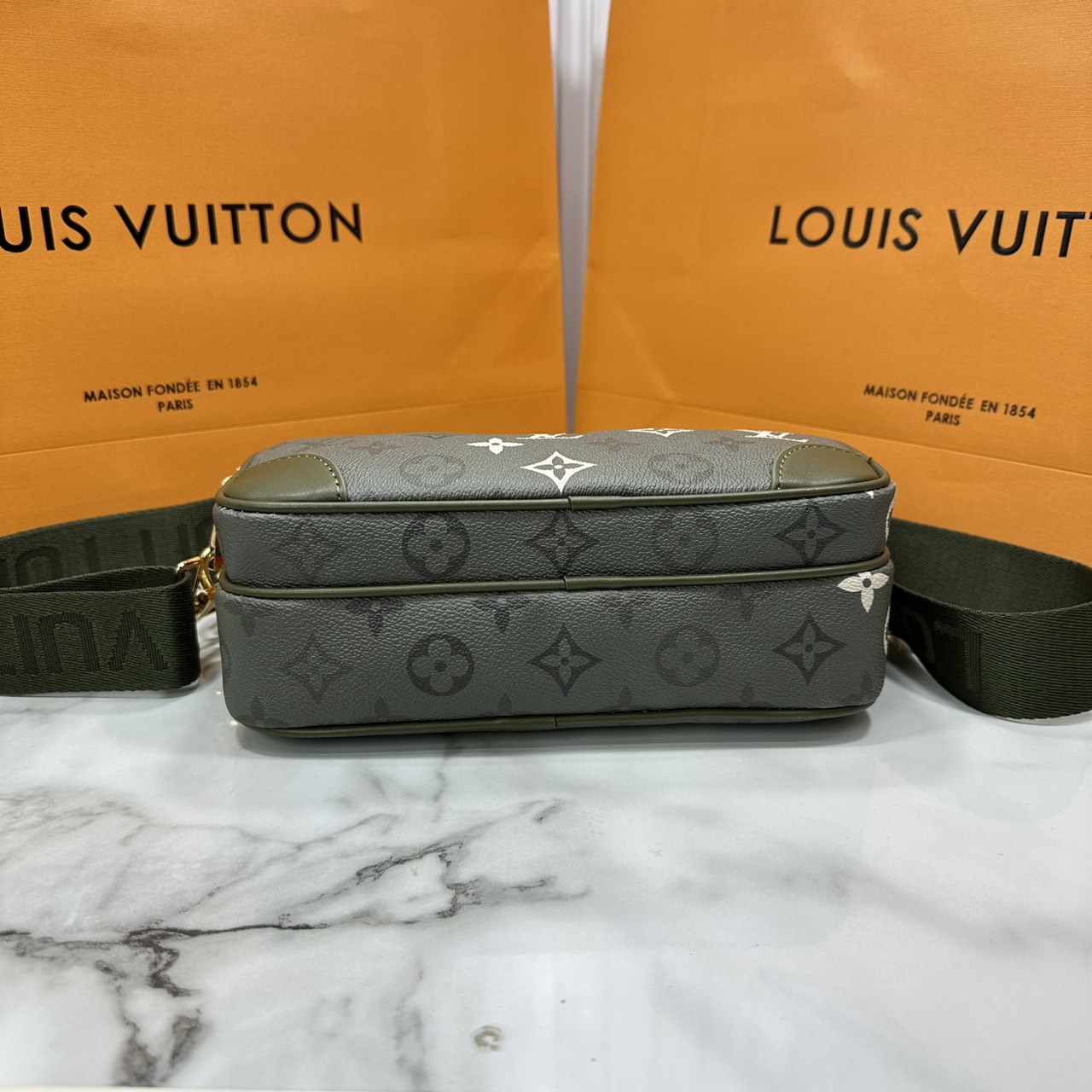ORI หนังแท้ | LV Nil Messenger PM Navy Green กระเป๋าสะพายทรงแมสเซ็นเจอร์ สีใหม่ดีไซน์ใหม่