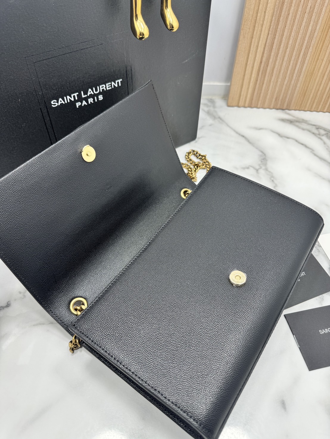 ORI หนังแท้ | YSL KATE MEDIUM BAG / YSL Woc Bag กระเป๋าสะพายทรง woc เรียบหรูดูแพงที่แท้จริง งานหนังเต็มใบโดดเด่นด้วยโลโก้แบรนด์สุดหรู รุ่นฮิตลอดกาลดูดีมีระดับ