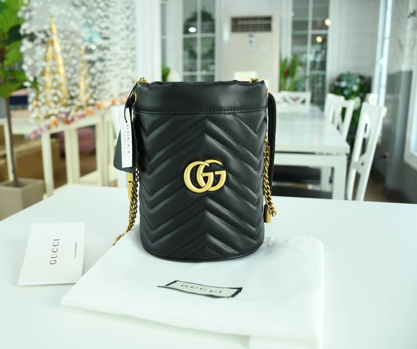 VIP 】Gucci GG Marmont mini bucket bag กระเป๋าสะพายข้าง Premiumgift วัสดุหนังแท้ ด้านในโล่ง มีช่องใส่บัตร3ช่อง ใส่กระเป๋าตังค์ ใส่โทรศัพท์ Iphone+ ได้ สายโซ่ยาว Crossbody ได้ ถอดสายได้ น้ำหนักเบา มาพร้อมถุงผ้าแบรนด์ ใบนี้คือที่สุด คุณหนูมากมาย ไม่ควรพลาดเล