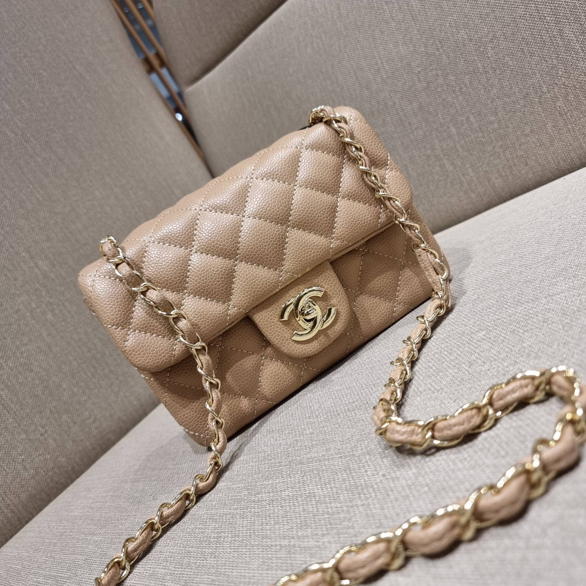 VIP 】3สี คัมแบคทูสต็อค!! จัดมาแน่นๆ พร้อมสีรับความเฮง!! พรีเมี่ยมจากแบรนด์ Chanel vip สุดพิเศษจากเคาน์เตอร์ กระเป๋าสะพาย หนังสังเคราะห์ลายคาร์เวีย หรูหราทั้งอะไหล่เงินและอะไหล่ทอง สะพายแล้วขับผิวมากๆใบนี้ เปิด-ปิดกระเป๋าด้วยตัวบิดล็อค ภายในกระเป๋าบุหนังสี