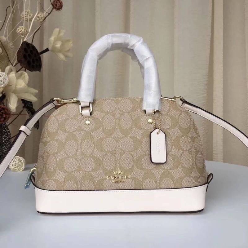 Coach Mini Sierra Signature กระเป๋าถือทรงโดม ภายในกว้างสามารถใส่กระเป๋าเงินเล็ก และมือถือได้ และยังมีช่องซิปเล็ก 1 ช่อง ด้านหลังมีกระเป๋าเล็กเก็บบัตร 1 ช่อง ใครยังไม่มีพลาดไม่ได้แล้วนะคะ