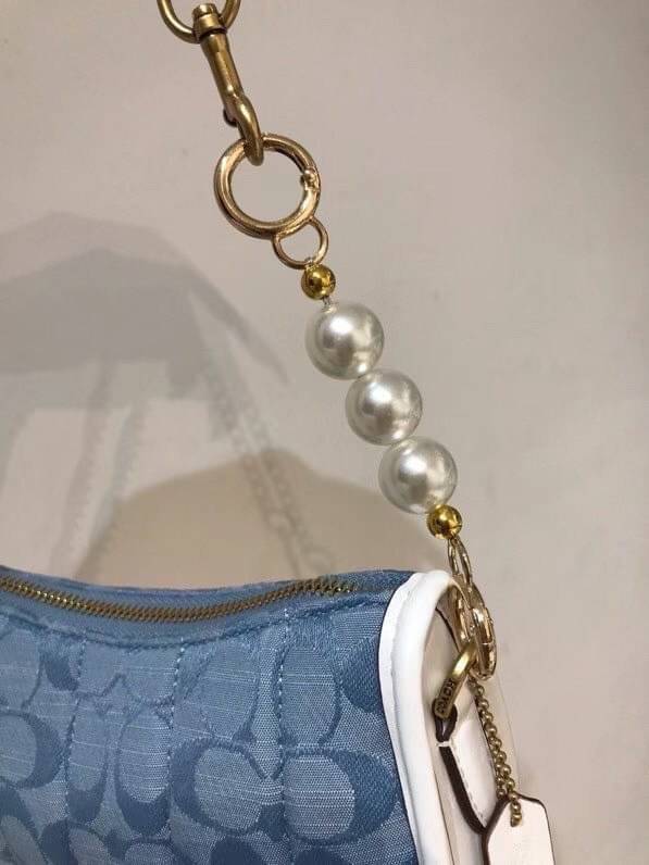 COACH Swinger 20 B4/Light Washed Denim Chalk พร้อมส่งที่ไทย ภาพสินค้าถ่ายจากงานขายจริง ใช้งานต่างประเทศได้