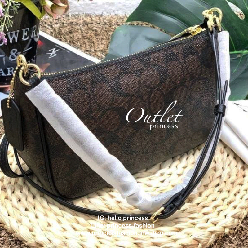 COACH HANDLE POUCH SIGNATURE BAG (รุ่นโลโก้อะไหล่ตัวเล็ก) กระเป๋าสะพาย หรือสะพายข้าง Crossbody ราคาสุดคุ้มค่ะ วัสดุ pvc อย่างดี ลาย C เปิดปิดกระเป๋าแบบซิป ภายในสามารถใส่กระเป๋าสตางค์ใบยาวขนาดปกติได้ ของอื่นๆจุค่ะ มีช่องเล็กใส่ของจุกจิก สายยาวถอดออกได้เลื่