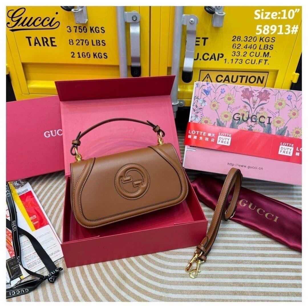 Gucci Blondie small top handle bag กระเป๋าสะพายรุ่นใหม่สุดไอคอนนิก ดีไซน์วินเทจยุค 70 เป็นความหรูหราที่สามารถใช้งานได้จริง เหมาะอย่างยิ่งสำหรับตู้เสื้อผ้าของสาวๆยุคนี้ ดาวเด่นดวงใหม่ของแบรนด์ ควรมีมากๆ ค่ะ