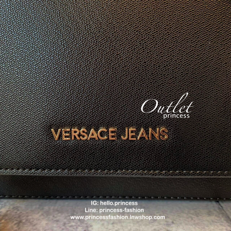 VERSACE JEANS BAG กระเป๋าสะพายจากแบรนด์ดัง วัสดุ Saffiano PVC คุณภาพดี นิ่ม น้ำหนักเบา ด้านหน้าประดับด้วยโลโก้แบรนด์สุดหรู เปิดปิดกระเป๋าแบบกระดุมแม่เหล็ก ด้านในโล่งกว้างมีช่องซิปและช่องเล็กสำหรับใส่ของ ซับในลายแบรนด์ สายสะพายโซ่สลับหนังรุ่นนี้สามารถสะพาย