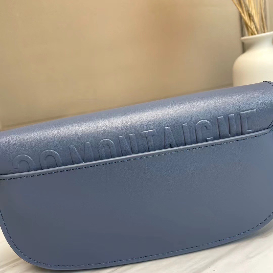 หนังแท้ DIOR BOBBY EAST-WEST BAG พร้อมส่งที่ไทย งานหนังแท้ทั้งใบเกรดออริจินอล ภาพสินค้าถ่ายจากงานขายจริง ใช้งานต่างประเทศได้ รุ่นใหม่ในฤดูกาลนี้ เพิ่มความทันสมัยให้กับซิลลูเอทของ Hobo ผ่านเส้นสายที่สง่างามและสัดส่วนที่กลมกลืนกัน สไตล์หนังลูกวัว โดดเด่นด้ว