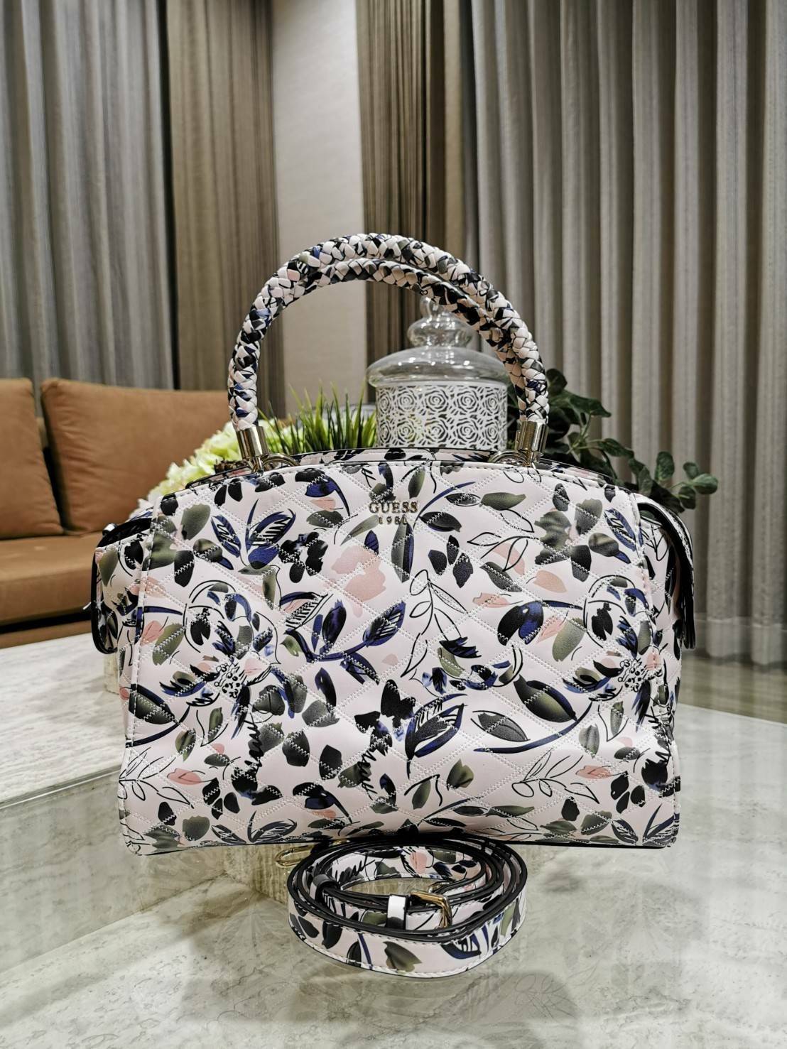 GUESS WOMAN CROSS BODY BAG กระเป๋าถือ/สะพายรุ่นใหม่ล่าสุดจาก GUESS FACTORY หนังสวยอยู่ทรงขนาดกำลังดี น้ำหนักเบา ด้านหน้าประดับโลโก้แบรนด์เปิดปิดด้วยซิปสะดวกใช้ ด้านข้างมีกระดุมปรับขยาย ภายในมีโลโก้ ช่องซิปและช่องใส่ของ ซับในพิมพ์แบรนด์ ใส่กระเป๋าสตางค์ มื