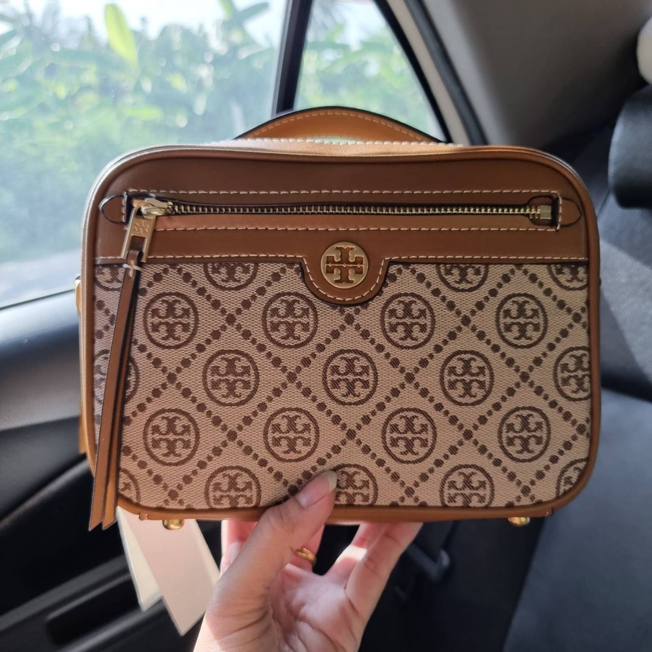 TORY BURCH T MONOGRAM JACQUARD CAMERA BAG ใหม่ล่าสุด ยังไม่เข้าช็อปไทยน้า จัดมาให้สวยเลิศก่อนใคร!! สี hazel ใหม่ หรู ผู้ดีมากๆ กระเป๋าสะพายข้างทรงกล่อง ใช้งานง่าย วัสดุ jacquard woven สลับหนังแท้ มีซิปเปิดปิดด้านหน้า และช่องหลัก ดีไซน์ออกมาให้ดูคลาสสิควิน