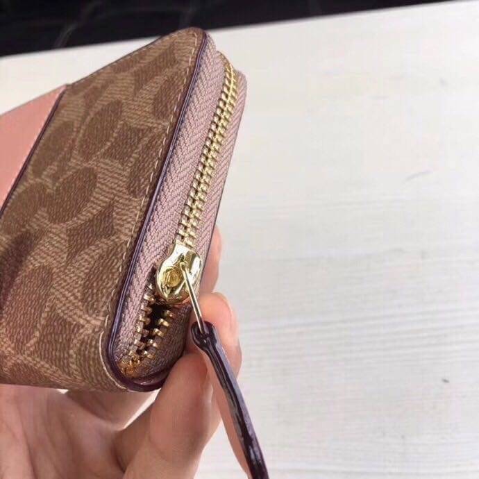 COACH Accordion Zip Wallet in Signature Coated Canvas with Leather กระเป๋าสตางค์ใบยาว เปิด-ปิดกระเป๋าด้วยซิปรอบ ด้านในมีช่องใส่บัตร ช่องใส่ธนบัตร และช่องซิปใส่เหรียญค่ะ