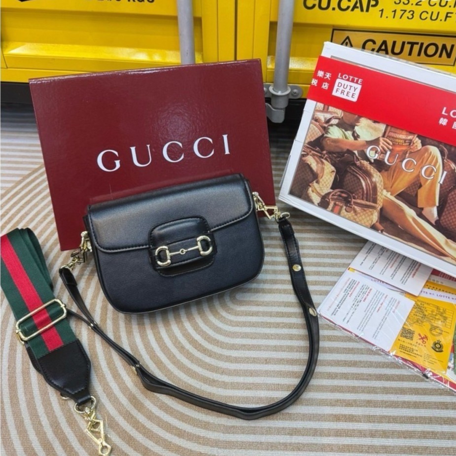 GUCCI Horsebit 1955 small shoulder bag เป็นรุ่นที่มาเพิ่มกี่รอบก็ไม่เคยพอ!! เด็ดสุด!! ฮ็อตสุด!! ให้สิบว้าวไปเลยกับใบนี้ 🤩🤩 กระเป๋าสะพายไหล่/สะพายข้างทรงคลาสสิค สวยผู้ดี ดารา เซเลปใช้กันเพียบ สวยอยู่ทรง