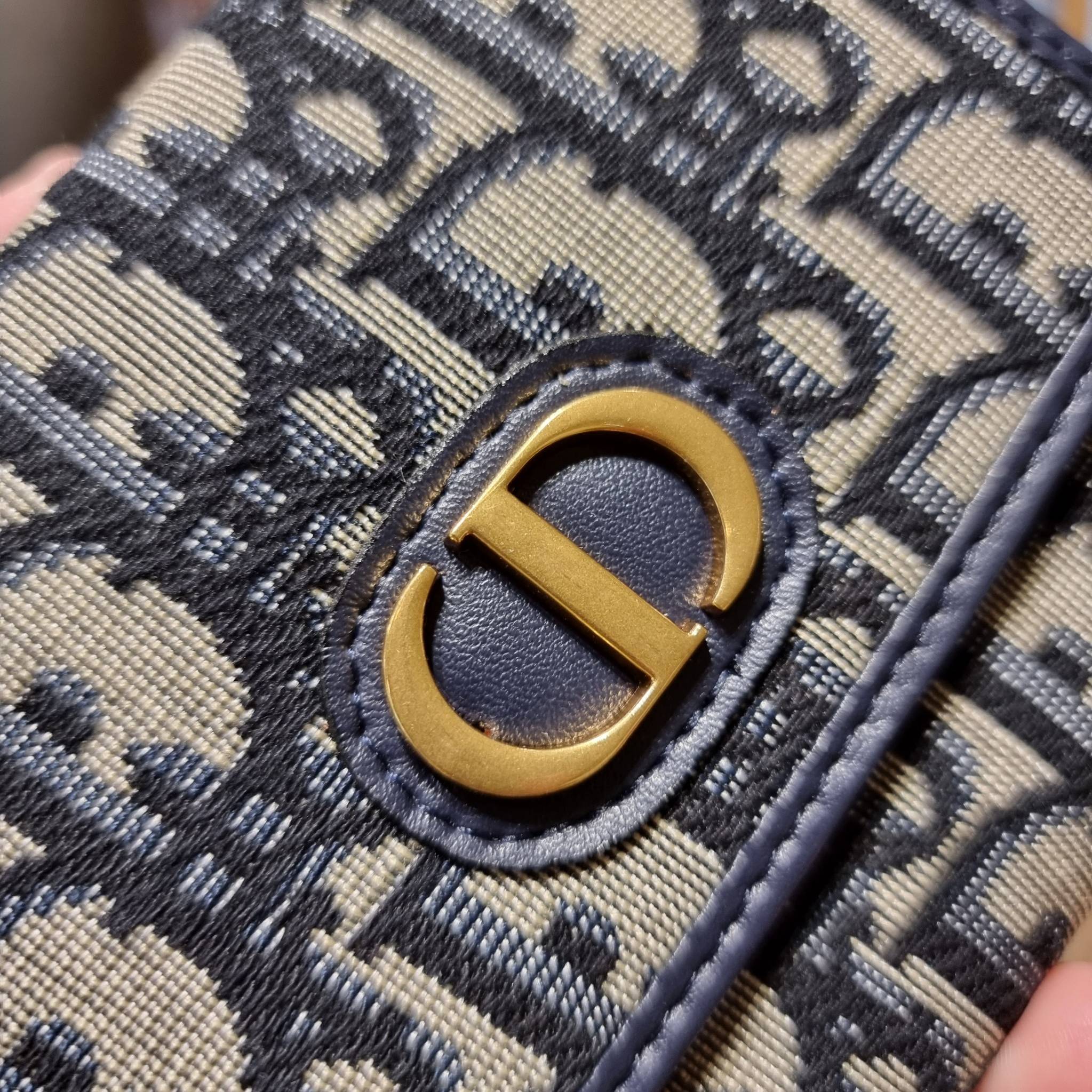 VIP 】CD MULTI WALLET WITH GWP กระเป๋าสตางค์ขนาดเหมาะมือ กำลังสวย พรีเมี่ยมกิ๊ฟจากเคาน์เตอร์ ดีไซน์แบบพับ ใช้งานง่าย พร้อมช่องซิปในตัว วัสดุผ้าแคนวาสปักลาย สลับหนังแท้ภายใน ภายในมีช่องใส่บัตร ใส่ธนบัตรได้ สะดวกใช้มากๆ มาพร้อม box set ในราคาที่ถูก พร้อมส่งต