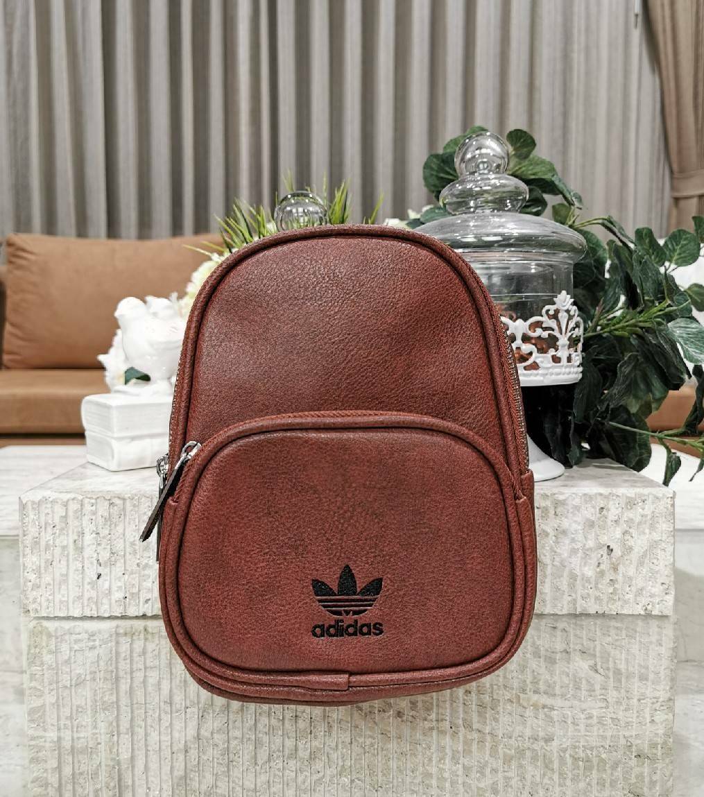 ADIDAS MINI BAGPACK กระเป๋าเป้สไตล์ Sport ขนาดมินิ กำลังน่ารัก น้ำหนักเบา ด้านหน้ามีโล้โก้และช่องซิป เปิดปิดด้วยซิปสะดวกใช้หัวซิปแบรนด์ ภายในมีโลโก้และช่องใส่ของ มีหูจับถนัดมือ สายสะพายเลื่อนปรับระดับได้ freesize ไอเท็มใหม่ดีไซน์สุดฮิต พร้อมส่งที่ไทยในราค