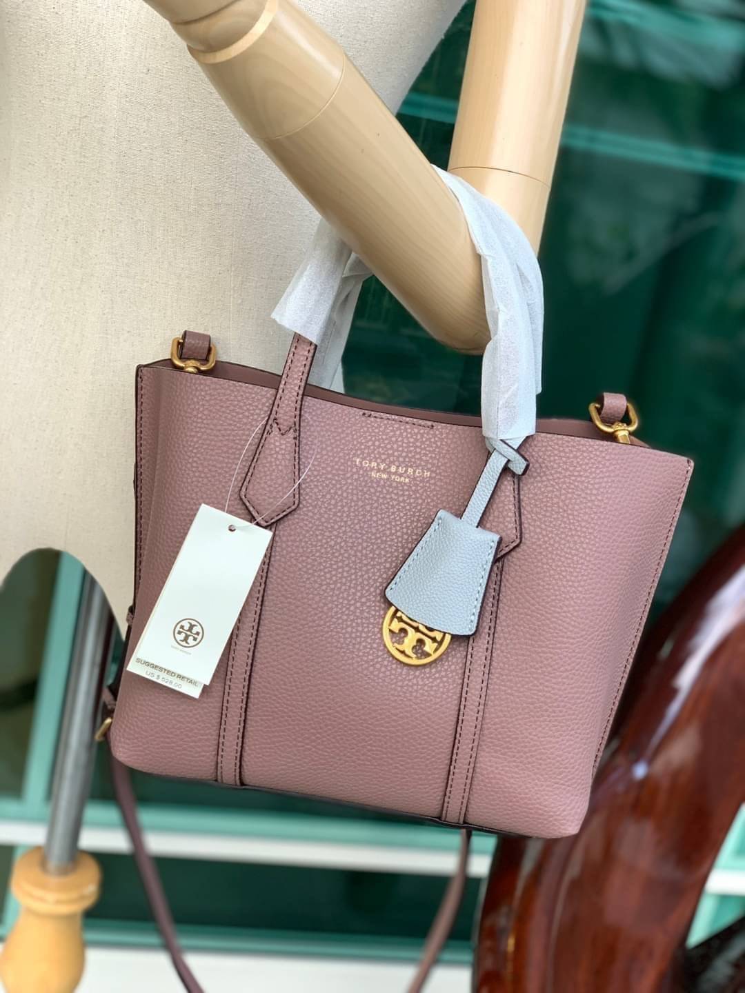 Tory Burch Perry small tote bag ออกแบบเพื่อเหมาะใช้งานได้ในชีวิตประจำวัน ใช้วัสดุผสมผสานช่วยให้กระเป๋าเป็นทรงสวยโดยยังคงคุณภาพนิ่ม สวยงามด้วยหนังวัวแท้ เรียบหรูและคลาสสิค สามารถใช้เป็น every day bag ภายในมีช่องแยกใช้งานอย่างชัดเจน ขนาดที่กำลังพอดีเลยจัดเป