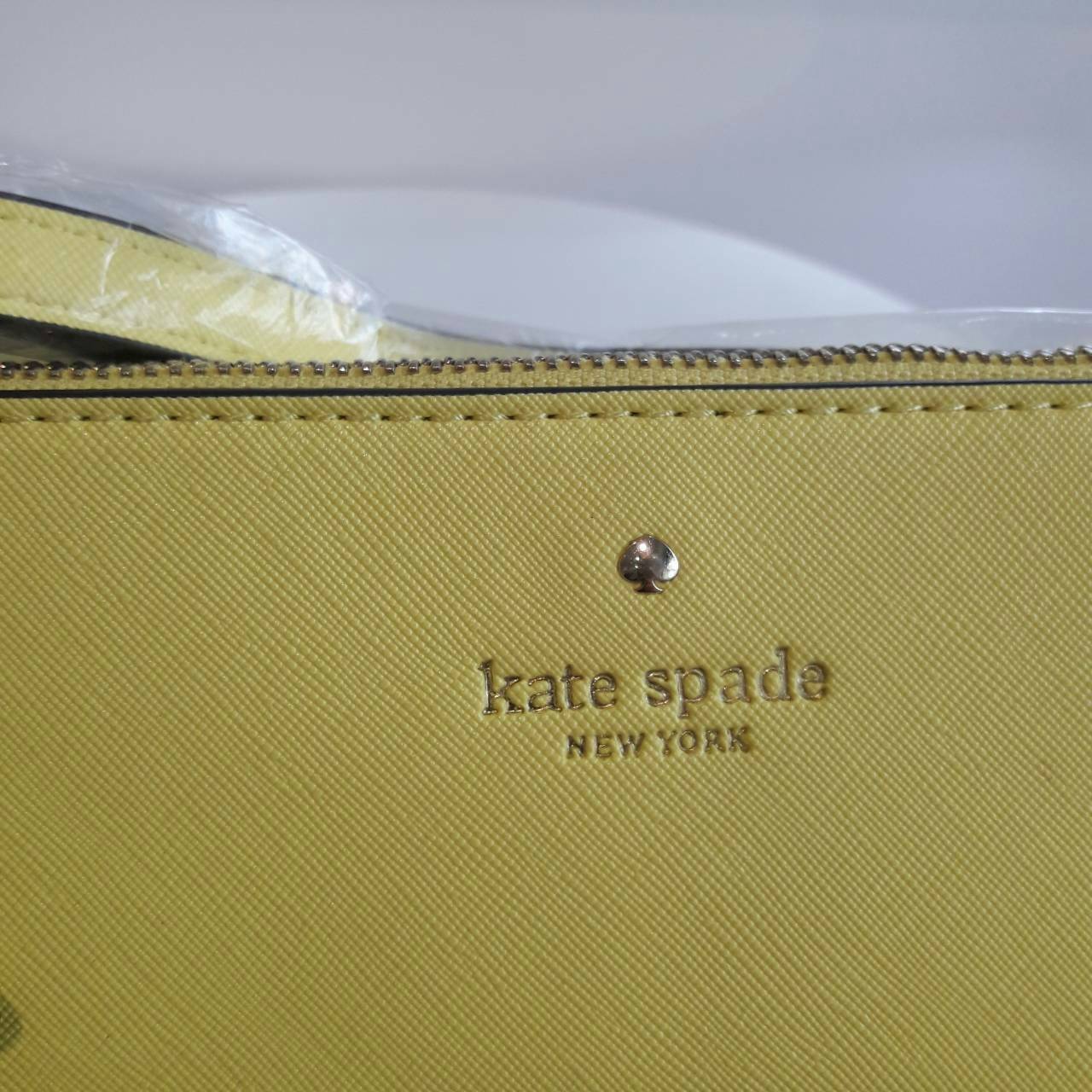 KATE SPADE CEDAR STREET MANDY กระเป๋าสะพาย แบรนด์ดังจากอเมริกา ขนาดกำลังน่ารัก วัสดุหนังลาย saffiano สวยอยู่ทรง ด้านหน้ามี logo brand สีทอง เปิดปิดด้วยซิปภายในโล่ง + ช่องเล็กใส่ของจุกจิก ใส่กระเป๋าสตางค์ใบยาวได้ ผ้าบุลายจุดสีทองดูหรูหรา ใบนี้ mix&match ได