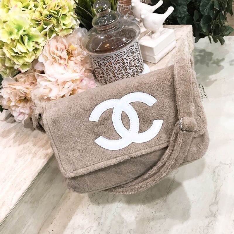Chanel Beaute Crossbody Bag กระเป๋าถือหรือสะพายพรีเมี่ยมของเเท้จาก Chanel Cosmetic Counter VIP Gift รุ่นแนะนำวัสดุขนวูฟหนานุ่มตัดโลโก้แบรนด์หนังแก้วสวยโดดเด่น น้ำหนักเบา เปิดปิดด้วยฝาปิดกระดุมแม่เหล็ก ใบใหญ่กำลังดีใส่ ipad กระเป๋าสตางค์ใบยาว iphone เครื่อ