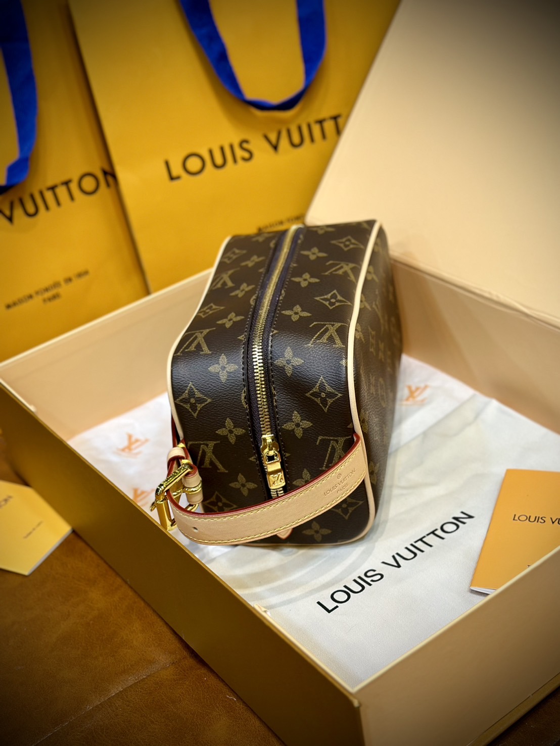 LV Trousse Toilette Locker Dopp Kit / LV Clutch Bag 22cm กระเป๋าถือทรงพอชหรือคลัช แบบคลาสสิกสวยงามเป็นเอกลักษณ์ มีหูหิ้วพกพาสะดวก เกรดออริ