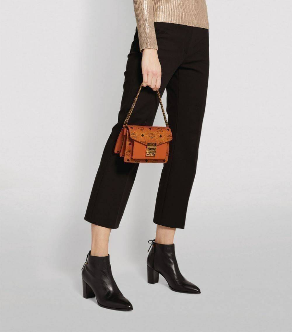 M.C.M MINI PATRICIA CROSSBODY IN VISETOS กระเป๋าสะพายไซส์มินิ เล็กๆแต่ดีเทลยิ่งใหญ่!! เป็นอีกหนึ่งรุ่นที่หรูเกินตัว ด้วยดีไซน์และขนาดพอเหมาะ สาวๆต้องปลื้มแน่นอนใบนี้ วัสดุหนังแคนวาสคุณภาพดีสลับหนังแท้ เปิด-ปิดด้วยตัวกดล็อคอะไหล่ทองสุดหรู ภายในเป็นหนังกลับ