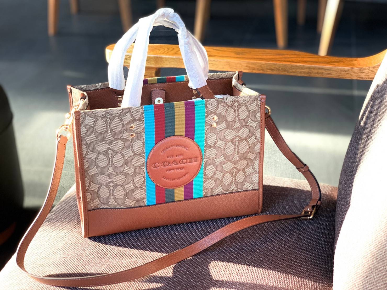 สวยๆอย่างนี้อดใจยังไงไหว!! Coach Dempsey Carryall In Signature Jacquard With Stripe And Coach Patch ((C5794)) ✈️พร้อมส่งความสวย! คุณภาพจัดเต็มเลยค่ะ กระเป๋าทรงTote วัสดุ Jackquard+หนังแท้ ได้ลงตัวสวยงาม 🔺สีคอลเลคชั่นใหม่ล่าสุด! ด้านหน้ามีโล