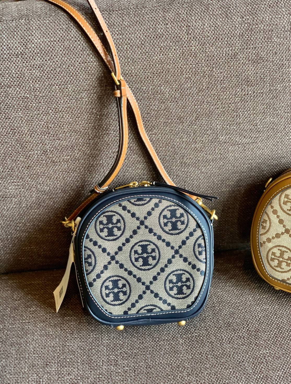 TORY BURCH T MONOGRAM JACQUARD CIRCLE BAG ((Large size)) พร้อมส่งที่ไทย สวยก่อนใครที่นี่! กระเป๋าจาก Tory burch รุ่นนี้มาในสไตล์ทรงวงกลม สุดคลาสสิค ดูคล่องตัวมากขึ้น วัสดุJacquardทอลายแบรนด์+ขอบหนังแท้ ได้ลงตัวสวยงามอยู่เหมือนเดิมค่ะ