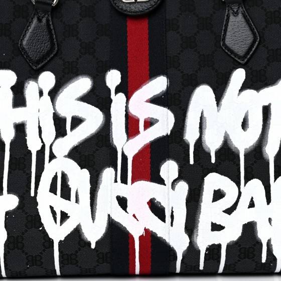 GG×BALEN MEDIUM OPHIDIA TOTE สุดครีเอท กับกระเป๋าช้อปปิ้งทรงโท้ท ใบใหญ่ สุดคุ้ม!! โดดเด่นด้วยลวดลายเพ้นท์กราฟฟิตี้ วัสดุผ้าแคนวาส ตัดแต่งเล่นขอบด้วยหนังแท้ ภายในโล่งกว้างมาก ใส่ของได้สบาย หิ้วไปเที่ยวต่างจังหวัด สะพายไปต่างประเทศตามใจ!! เลิศตรงที่ดีไซน์ใบ