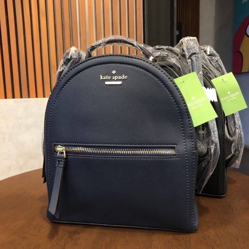 kate spade (spades) Back pack กระเป๋าเป้สะพายหลัง วัสดุหนังpu อยู่ทรง น้ำหนักเบา ใส่ของได้เยอะ ขนาดกำลังดีไม่ใหญ่จนเกินไป ภายในซับด้วยผ้าลายแบรนด์ มีสายสั้นสำหรับถือ สายสะพายยาวปรับได้ 5 ระดับ